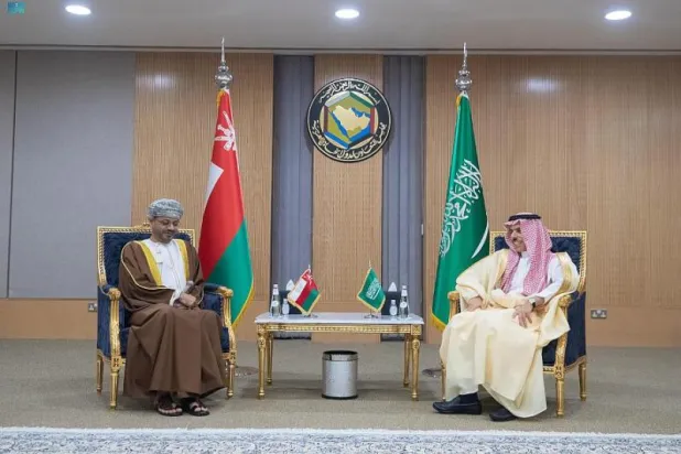خادم الحرمين يتلقى رسالة خطية من سلطان عُمان تتعلق بالعلاقات الثنائية