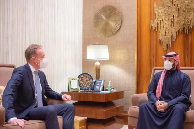 ولي العهد السعودي ورئيس «دافوس» يستعرضان المستجدات الاقتصادية العالمية