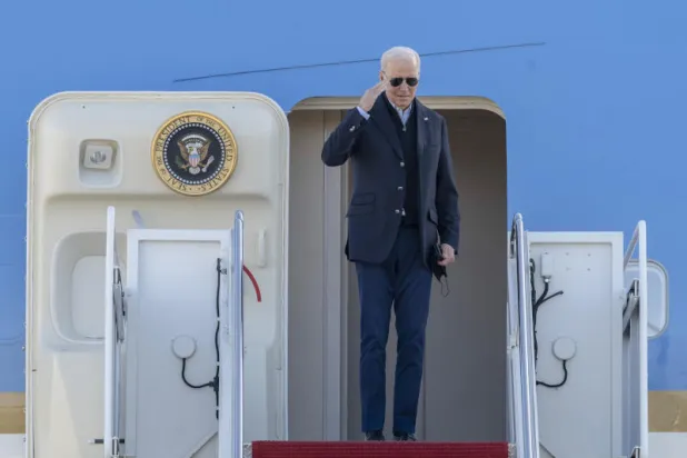 بايدن يتفقد كنتاكي المنكوبة بعدما ضربتها أعاصير مدمّرة