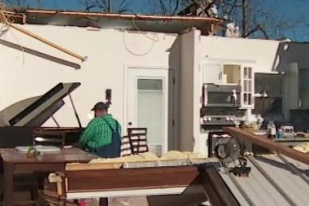 بالفيديو... أميركي يعزف على البيانو وسط حطام منزله الذي دمره الإعصار