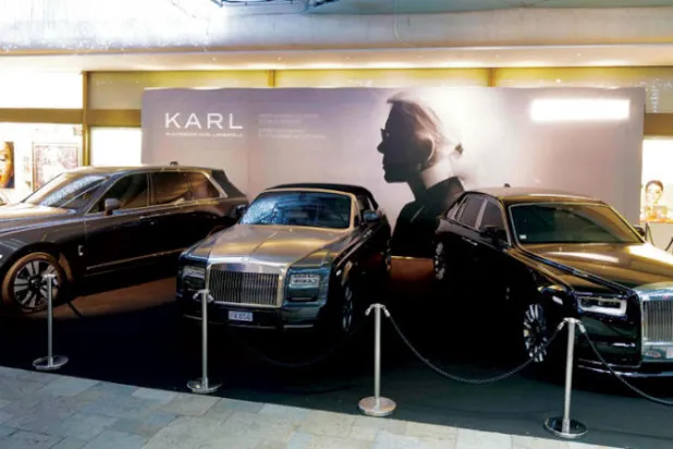 سيارات «رولز رويس» من ممتلكات كارل لاغرفيلد أثناء عرضها للبيع في المزاد (أ.ف.ب)