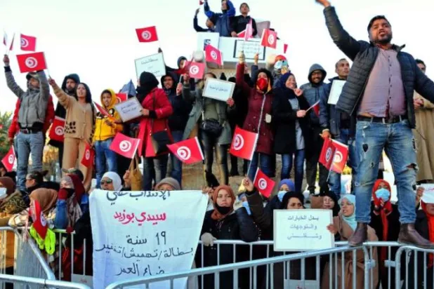 Tunus'ta devrimin yıl dönümünde Cumhurbaşkanı Said yanlıları ve karşıtları sokakta