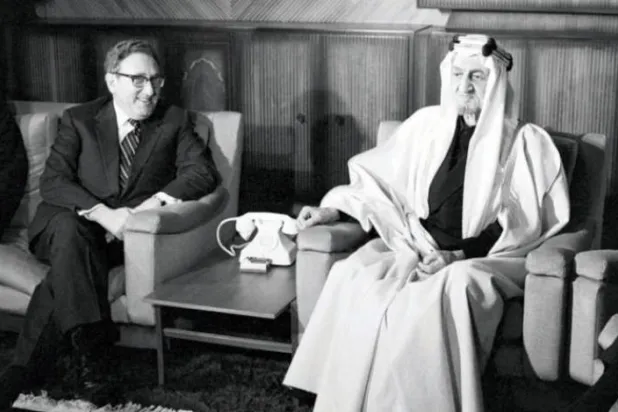 Suudi Arabistan Kralı Faysal bin Abdulaziz, 1973 yılında Riyad'da Kissinger'ı kabul ederken (Getty Images)