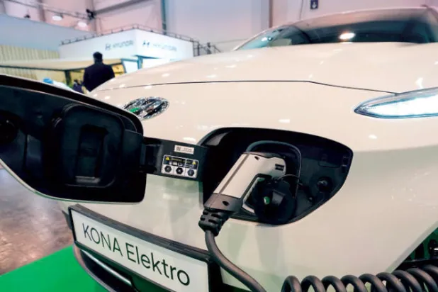 العالم يتحول سريعاً إلى السيارات الكهربائية