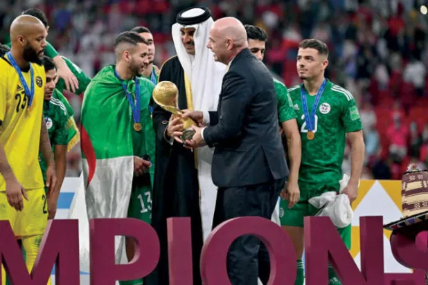 أمير قطر ورئيس الفيفا لدى تتويج الجزائر باللقب (تصوير: علي خمج)