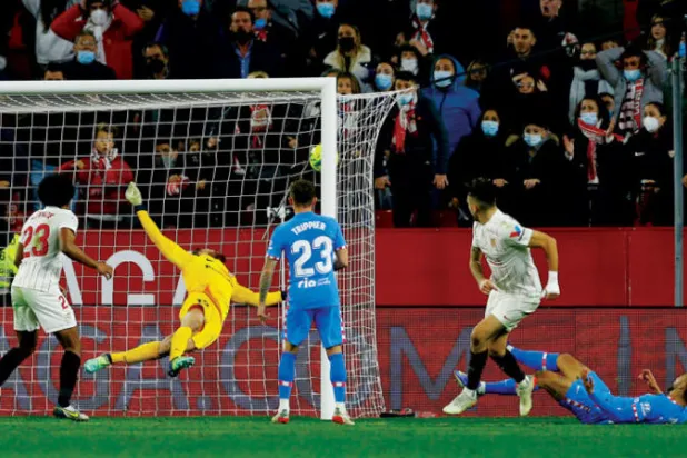 إشبيلية يعزز وصافته بضربة شبه قاضية لآمال أتلتيكو في الاحتفاظ باللقب