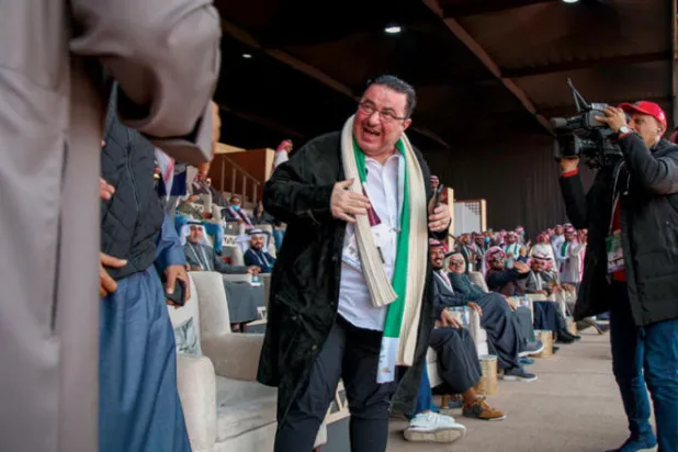 راومين لورين من الولايات المتحدة فرحاً بفوزه بالمركز الأول في الأشواط الدولية