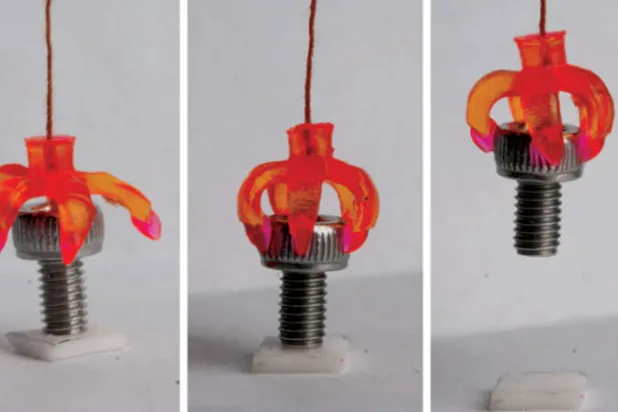 في الطباعة رباعية الأبعاد لا يمسك المقبض النموذج المطبوع إلا عند بلوغ الحرارة درجة محددة