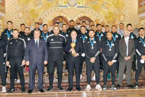 الرئيس الجزائري خلال استقباله أمس منتخب البلاد الفائز بكأس العرب (الشرق الأوسط) 
