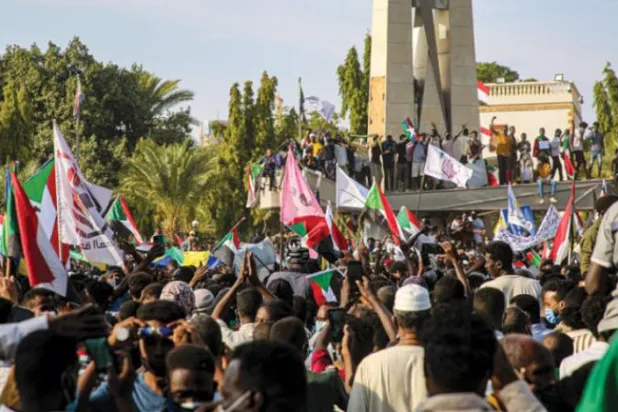 خرطوم میں ریپبلکن محل کے اردگرد مظاہرین اور سیکورٹی فورسز کے درمیان مارپیٹ