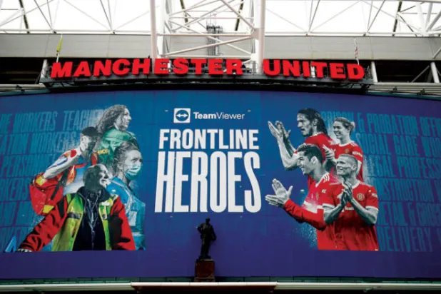 ملعب مانشستر يونايتد أغلق الأسبوع الماضي جراء تفشي فيروس كورونا بالنادي (رويترز)