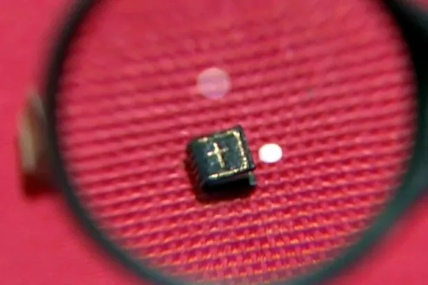 Dünyanın en küçük kitaplarından biri açık artırmada satıldı