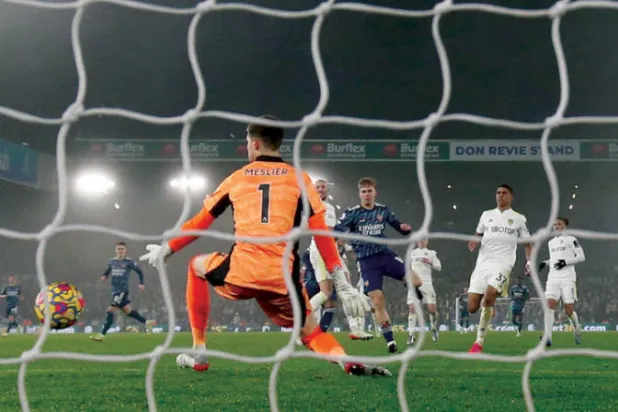 شباك حارس ليدز اهتزت 11 مرة في آخر مباراتين بالدوري الإنجليزي (رويترز)