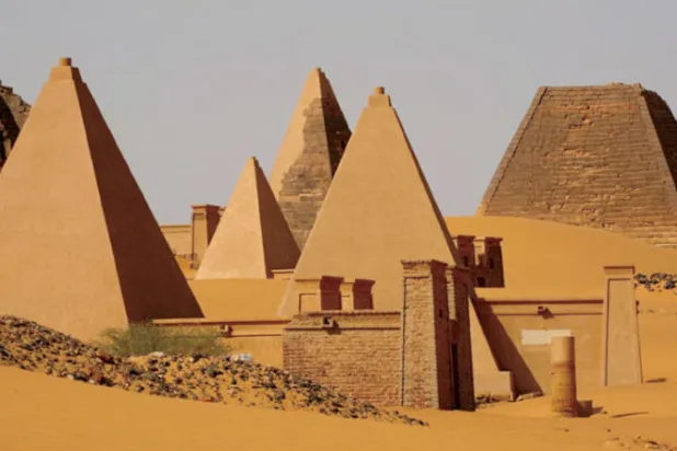 أهرامات في منطقة مروي بشمال السودان حيث تحتضن المنطقة عشرات الاهرامات المتناثرة