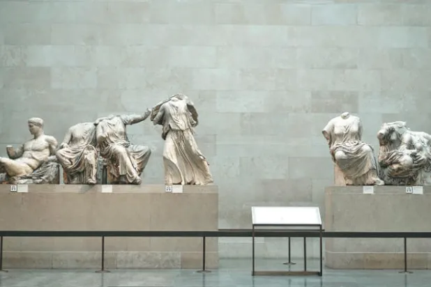 «منحوتات إلغين الرخامية» في مكان عرضها بالمتحف البريطاني (نيويورك تايمز)