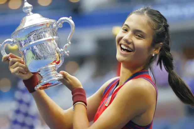 رادوكانو فاجأت عالم الرياضة بتتويجها بكأس بطولة فلاشينغ ميدوز الأميركية (إ.ب.أ)