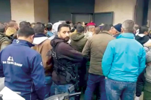 لبنان يستعيد مشاهد ازدحام المودعين أمام المصارف