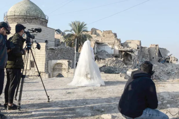 طلبة السينما يعملون على إخراج مشهد من الحياة في مدينة الموصل (أ.ف.ب)