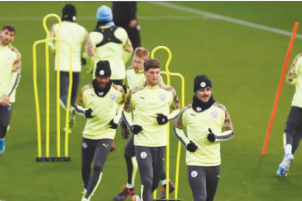 لاعبو سيتي خلال التدريبات استعداداً لمواجهة ليستر من أجل تأمين الصدارة (رويترز)