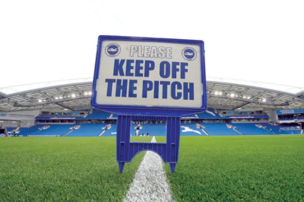 «كورونا» أصاب الدوري الإنجليزي بالتخبط وأندية أغلقت ملاعبها لتفشي الفيروس (غيتي)