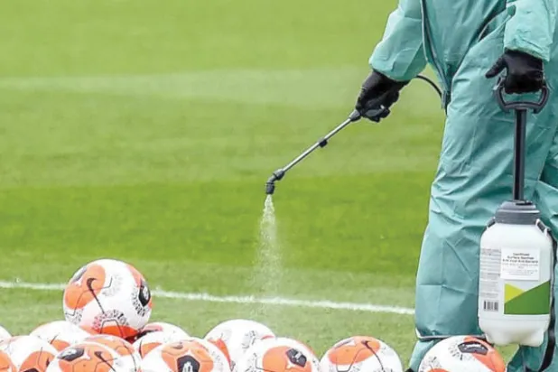 رابطة الدوري أوقفت النشاط  في مارس الماضي  بعد ظهور حالتي إصابة فقط بـ«كورونا» (غيتي)