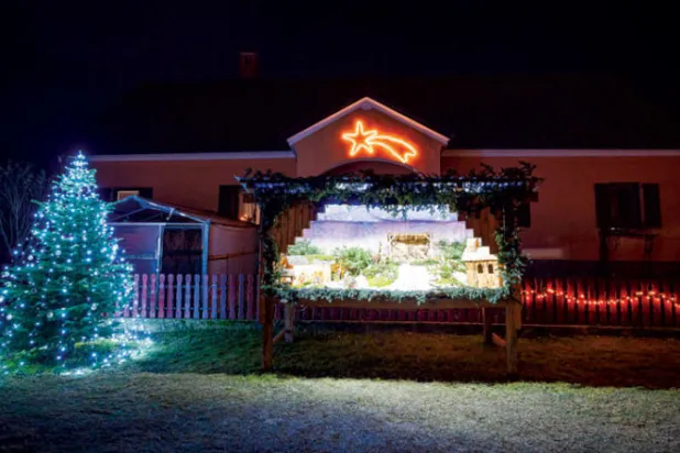 قرية بانوفتشي الصغيرة المعروفة باسم «قرية الميلاد» في شمال شرقي سلوفينيا تجذب حشودًا من الزوار (أ.ف.ب)