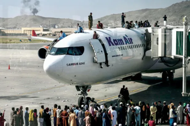 أفغان ينتظرون الفرار عبر أي طائرة مغادرة بعد سيطرة «طالبان» على الحكم في أغسطس الماضي (أ.ف.ب)