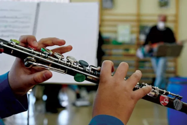 موسيقى «التدوير» في مدريد تغيّر حياة الشباب المعوزين