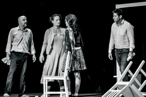 مشهد من مسرحية  المدينة لي