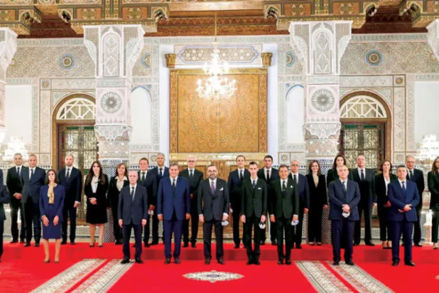 الملك محمد السادس مع الحكومة المغربية الجديدة في 7 أكتوبر الماضي (رويترز)
