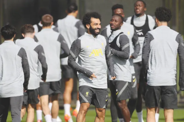 صلاح يتوسط لاعبي ليفربول خلال التدريبات استعداداً لمواجهة ليستر (رويترز)