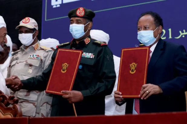 رئيس الوزراء السوداني حمدوك ورئيس المجلس السيادي البرهان بعد توقيع الاتفاق السياسي في الخرطوم 21 نوفمبر الماضي (إ.ب.أ)