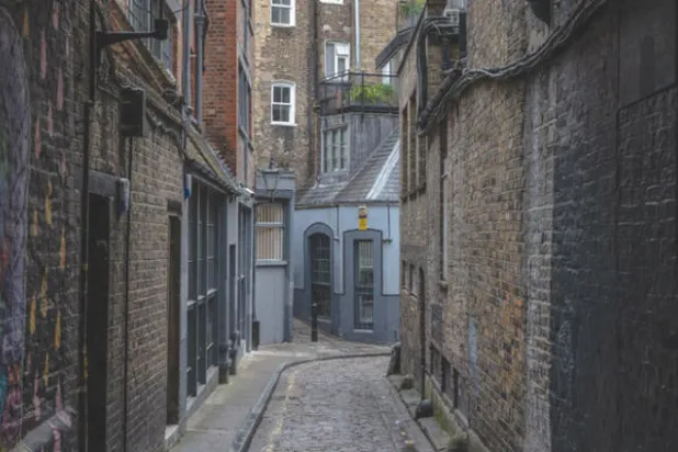 ممر «نيو مان» زاوية في لندن ظلت دون تغيير نسبياً منذ العصر الفيكتوري (نيويورك تايمز)