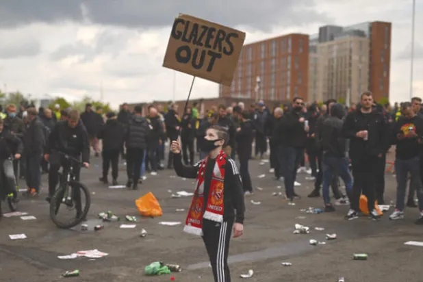 جماهير مانشستر يونايتد احتشدت ضد ملاك النادي الداعمين لدوري السوبر (أ.ف.ب)