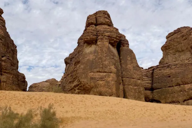 التشكيلات الصخرية للجبال تلفت دهشة زوار محمية شرعان