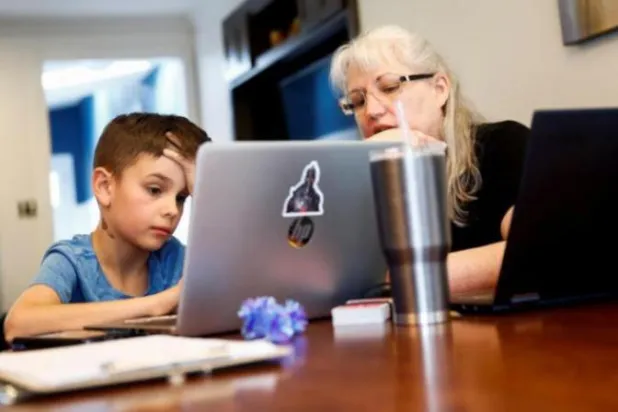 «التعلم عن بعد» قد يزيد من خطر إصابة الطلاب بالاكتئاب والقلق