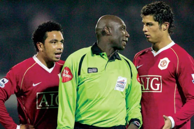 أوريا ريني كان آخر حكم أسود يدير مباريات في الدوري الإنجليزي الممتاز قبل اعتزاله عام 2009 (غيتي)