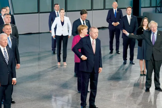 الرئيس الأميركي جو بايدن وقادة دول حلف شمال الأطلسي (ناتو) في بروكسل في 14 يونيو الماضي (أ.ب)