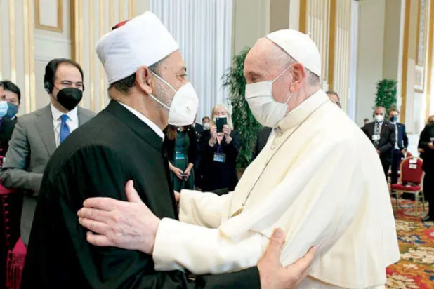 شيخ الأزهر: تحريم تهنئة الأقباط بأعيادهم «فكر متشدد»