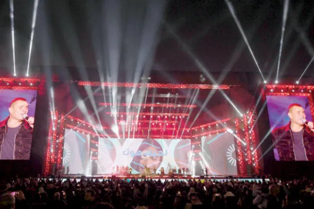 أثارت الأغاني حماس الجماهير وتمايلوا على نغماتها واكتفوا برفع الأيادي لتشارك «الهضبة» بالرقص (تصوير: بشير صالح)