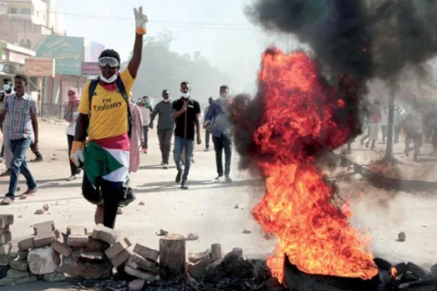 سوڈانی شہروں میں پھر سے شروع ہوا احتجاج... محل کے آس پاس لوگوں کا ہجوم