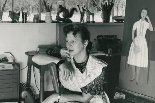 الفنانة دوريس لي ووراءها لوحة رسمتها لجودي ماركوس (المتحف الوطني للمرأة في الفن)