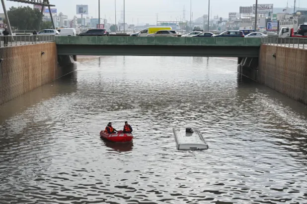 أمطار غزيرة تغرق الشوارع وتجرف السيارات في الكويت (فيديو)