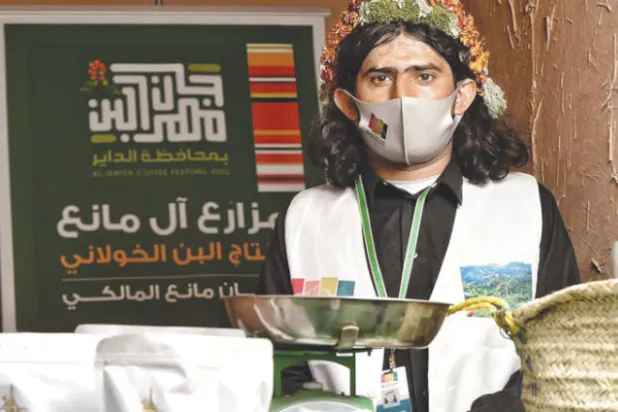 المزارع فرحان آل مانع يبيع من إنتاج مزرعته من البُن