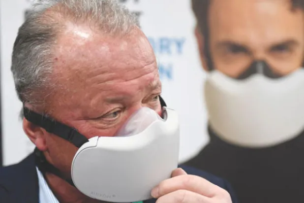 كمامات بمروحة ومصفاة في معرض لاس فيغاس