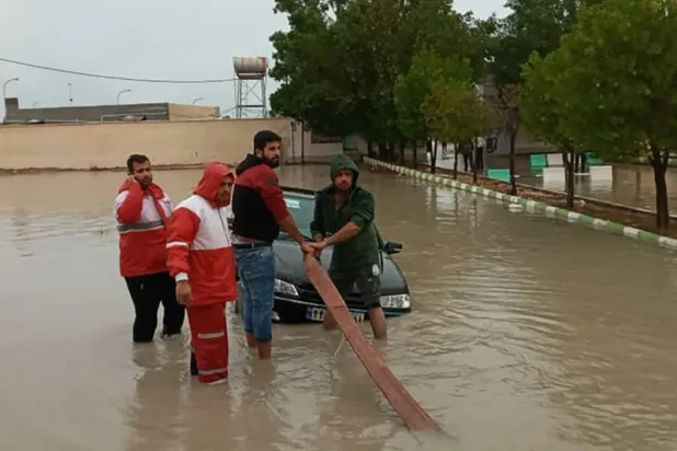 8 قتلى على الأقل جراء فيضانات تضرب جنوب إيران (فيديو)