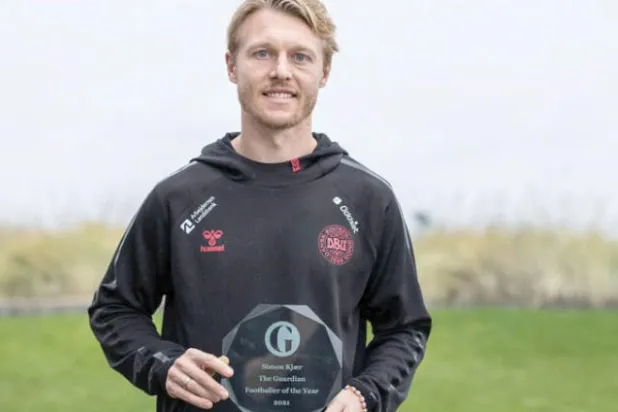 كيير في هيلسينغور بالدنمارك يحمل جائزة «الغارديان» لأفضل لاعب كرة قدم لعام 2021