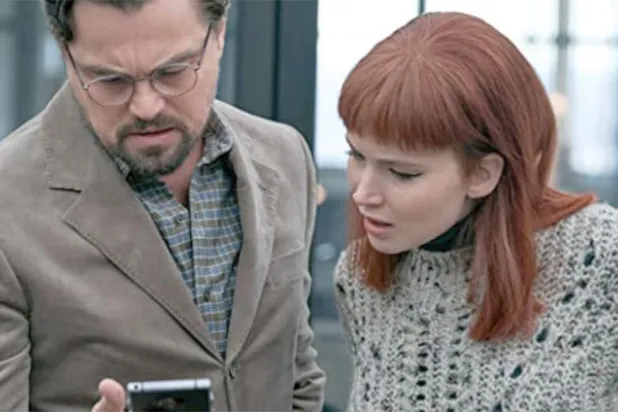 دي كابريو وجنيفر لورنس في لقطة من «لا تنظر لفوق»