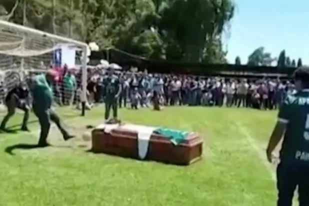 هدف سجله «لاعب ميت من نعشه» يُسعد الجماهير حول العالم (فيديو)