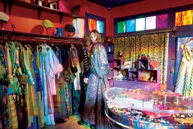 برين جونز صاحبة متجر «أرالدا فينتاج» وقد ارتدت فستاناً قديم التصميم من «باكو رابان» (نيويورك تايمز)